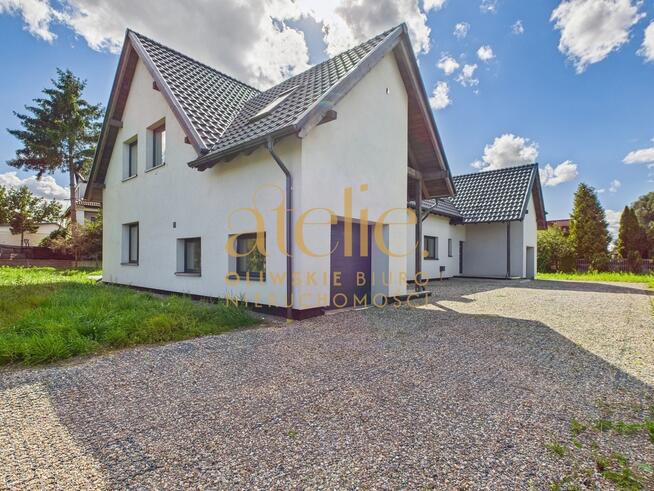 Nowoczesny dom z tarasem i ogrodem