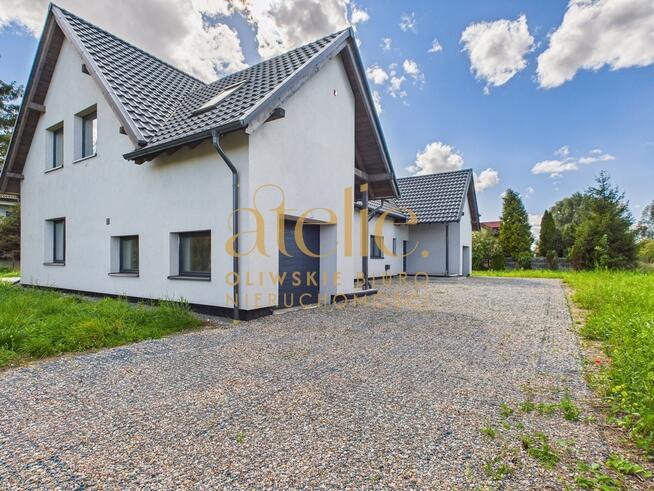 Nowoczesny dom z tarasem i ogrodem