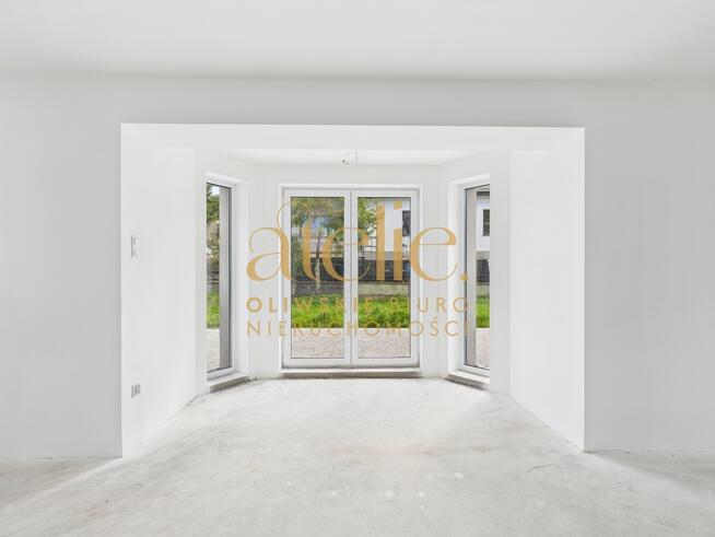 Nowoczesny dom z tarasem i ogrodem