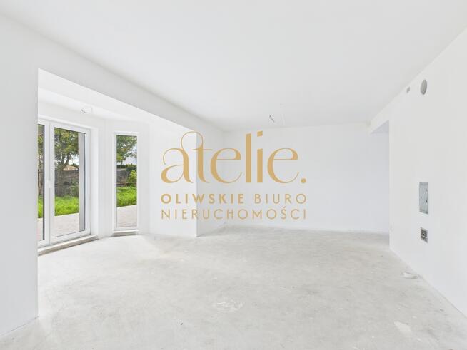 Nowoczesny dom z tarasem i ogrodem