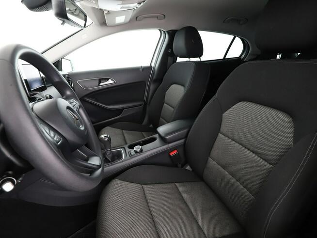 Mercedes GLA 180 navi klima grzane fotele czujniki parkowania