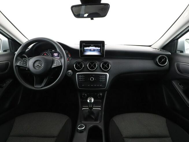 Mercedes GLA 180 navi klima grzane fotele czujniki parkowania
