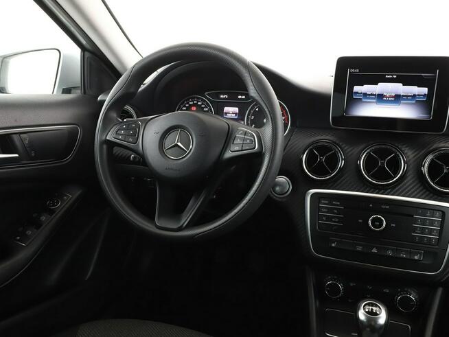 Mercedes GLA 180 navi klima grzane fotele czujniki parkowania