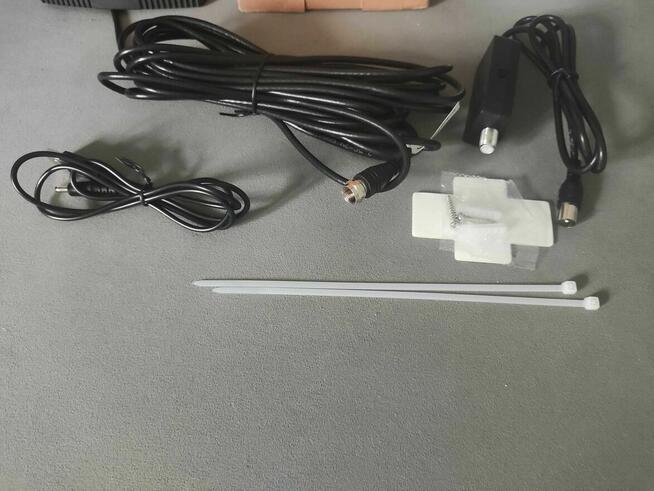 Antena telewizyjna wewnętrzna ze wzmacniaczem do telewizora