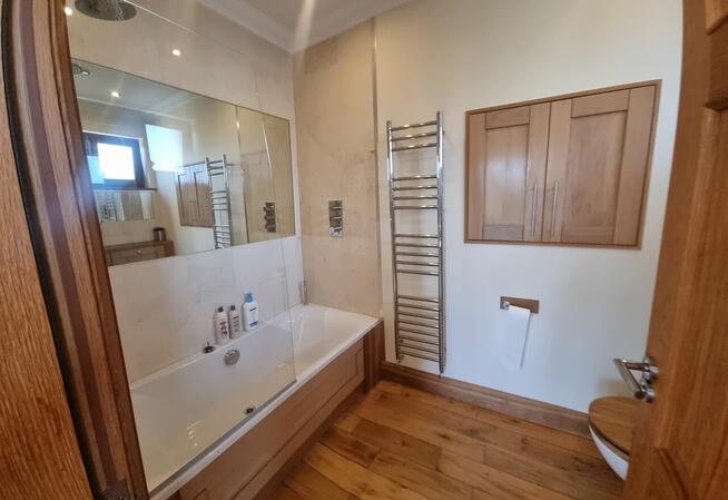 Atrakcyjna rezydencja, garaż dwustanowiskowy, basen