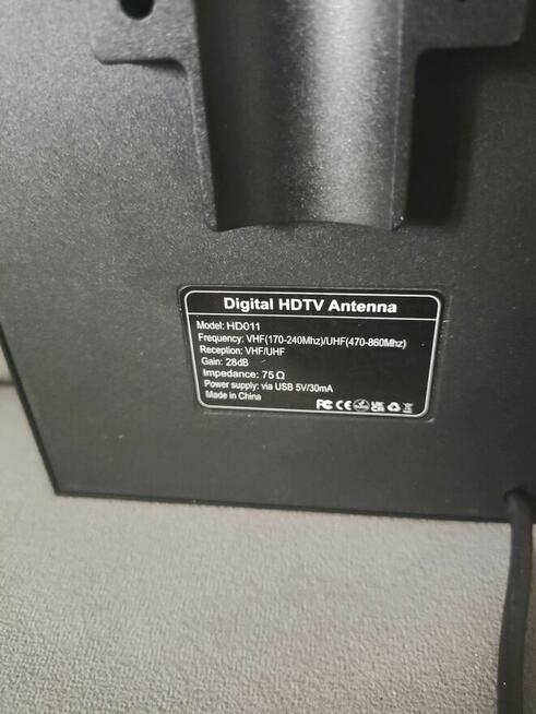 Antena telewizyjna wewnętrzna ze wzmacniaczem do telewizora