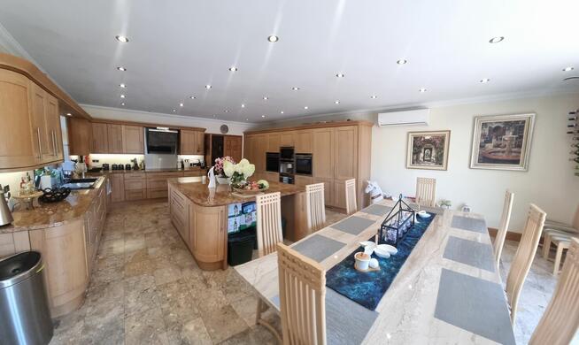 Atrakcyjna rezydencja, garaż dwustanowiskowy, basen