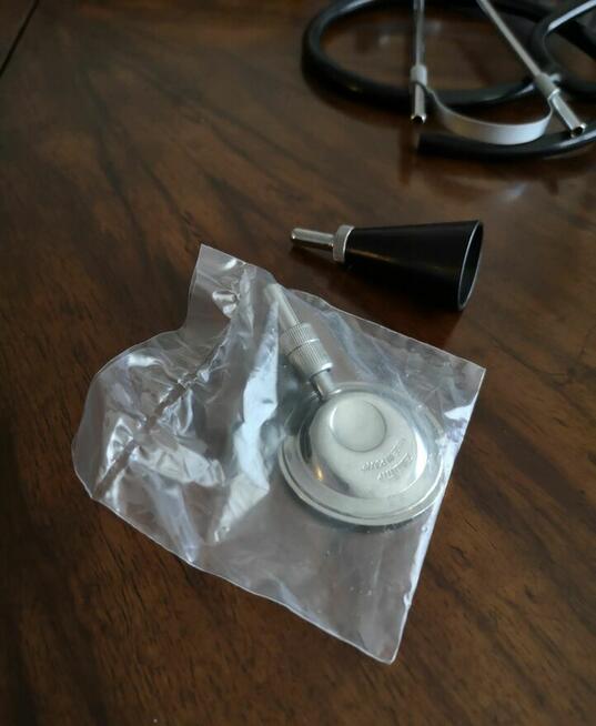 Stary nieużywany stetoskop firmy ZALIMP z czasów PRL.