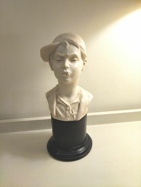 Stara rzeźba chłopiec, marmur