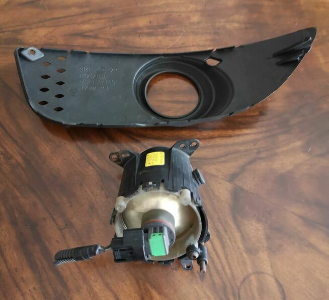 Halogen pezeciwmgielny prawy Mitsubishi Lancer z kratką.