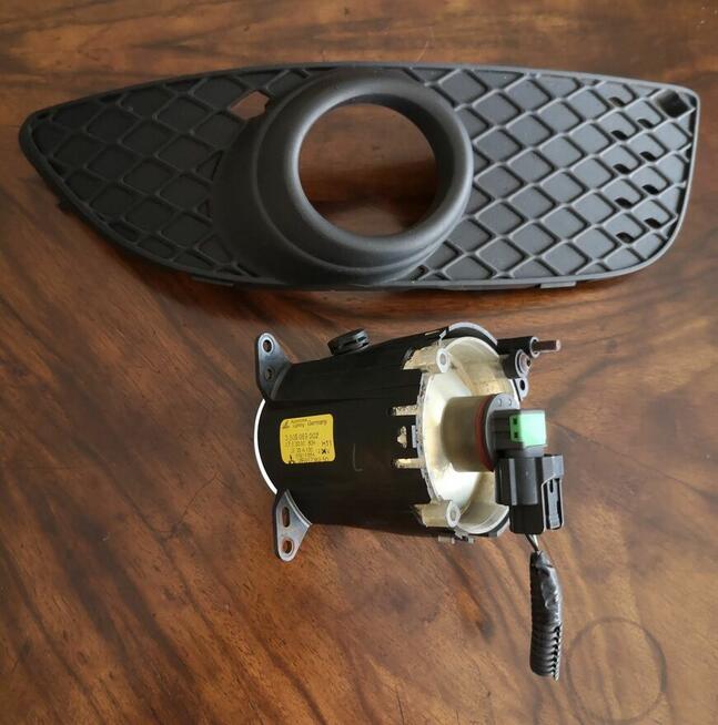 Halogen pezeciwmgielny prawy Mitsubishi Lancer z kratką.