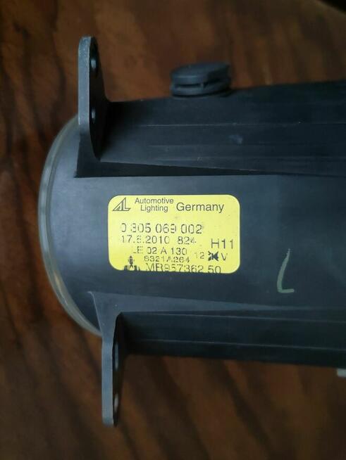 Halogen pezeciwmgielny prawy Mitsubishi Lancer z kratką.