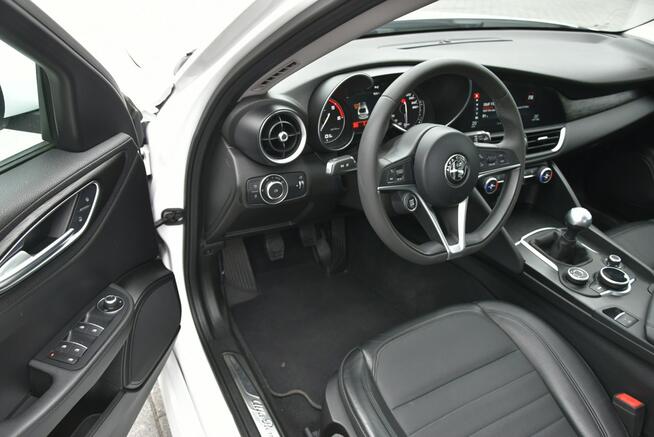 Alfa Romeo Giulia 2.2d Manual 2018r. jak NOWA 31tkm DNA NAVi Skóra LED Polecam
