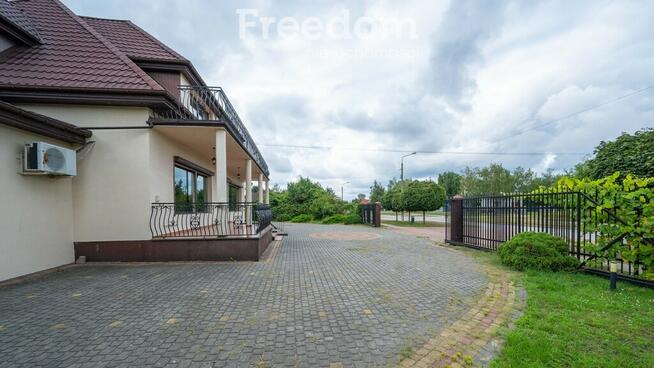 Duży lokal handlowo-usługowy z parkingiem