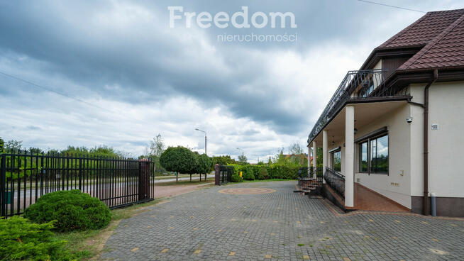 Duży lokal handlowo-usługowy z parkingiem