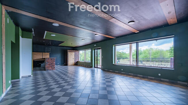 Duży lokal handlowo-usługowy z parkingiem