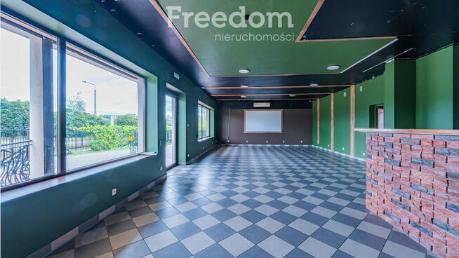 Duży lokal handlowo-usługowy z parkingiem