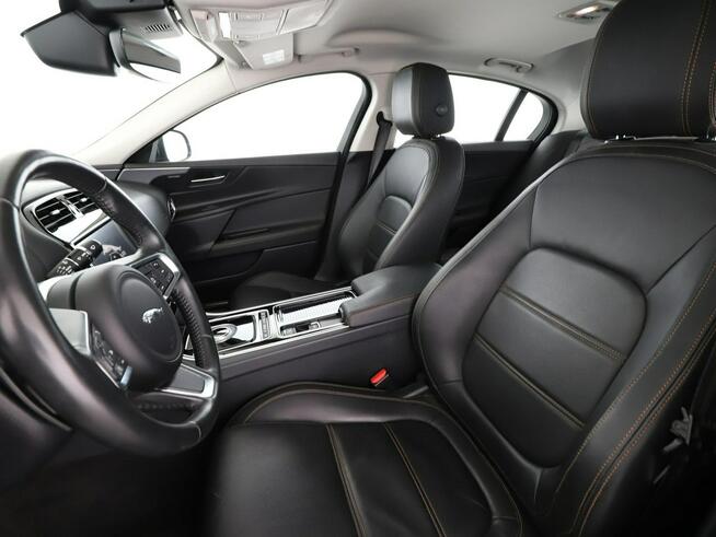 Jaguar XE niski przebieg skóra navi virtual cocpit klima auto el fotele