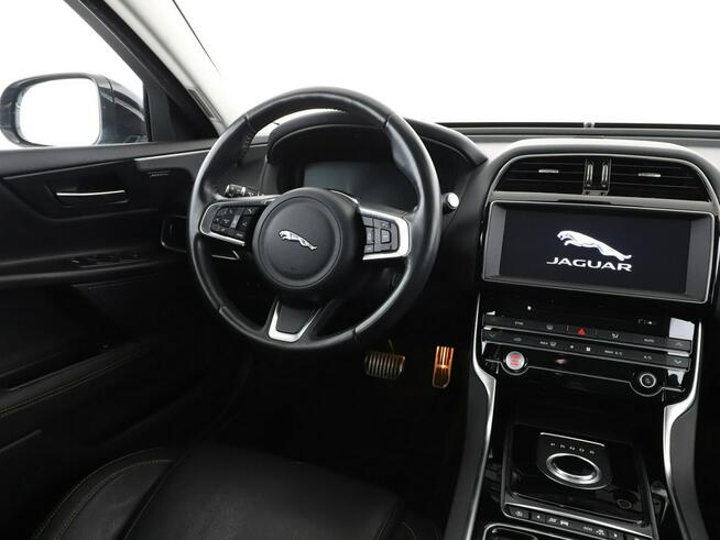 Jaguar XE niski przebieg skóra navi virtual cocpit klima auto el fotele