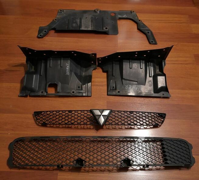 Halogen pezeciwmgielny prawy Mitsubishi Lancer z kratką.