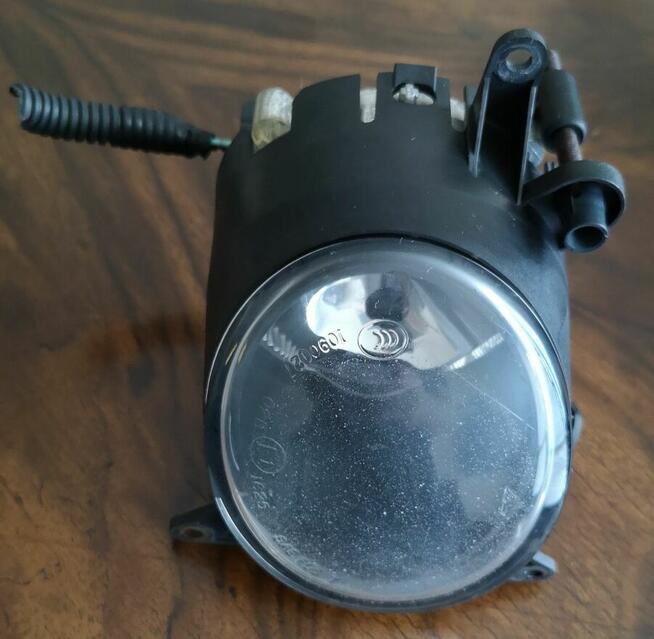 Halogen pezeciwmgielny prawy Mitsubishi Lancer z kratką.