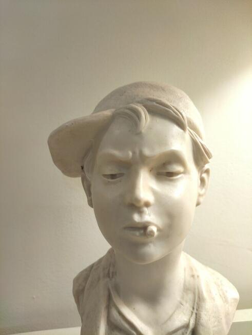 Stara rzeźba chłopiec, marmur