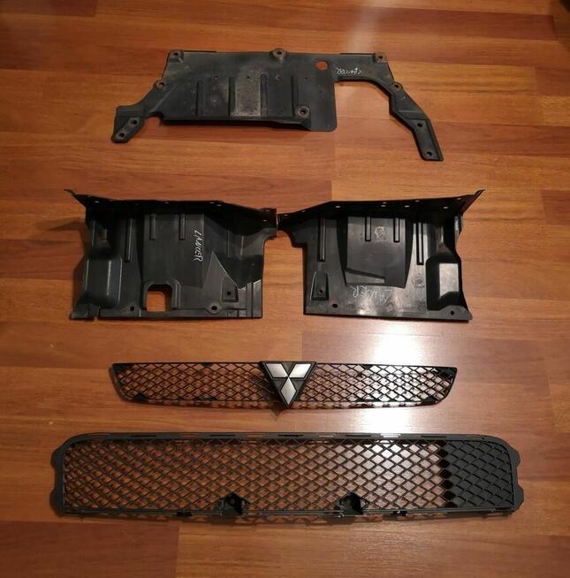 Halogen pezeciwmgielny prawy Mitsubishi Lancer z kratką.