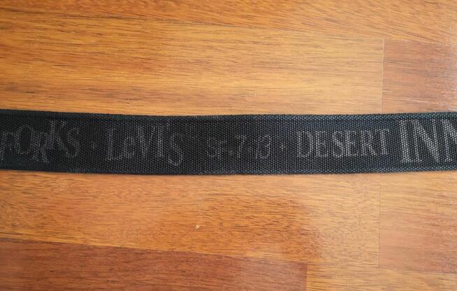 Stary parciany pas Levis lata 90.