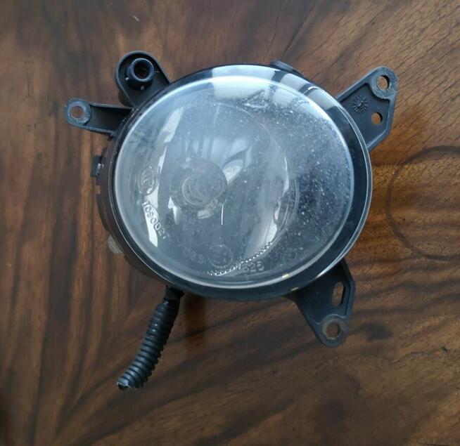 Halogen pezeciwmgielny prawy Mitsubishi Lancer z kratką.