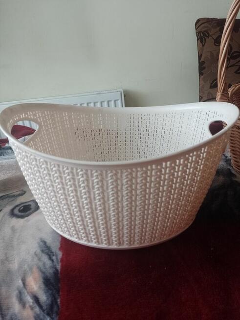 Sprzedam 2 kosze wiklinowe jeden plastikowy