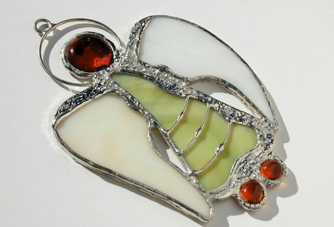 Anioł zielony, bursztyn bałtycki, witraż Tiffany, zawieszka