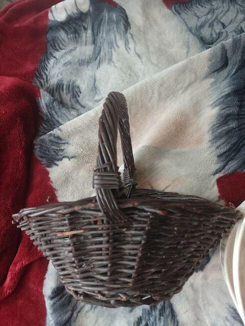 Sprzedam 2 kosze wiklinowe jeden plastikowy