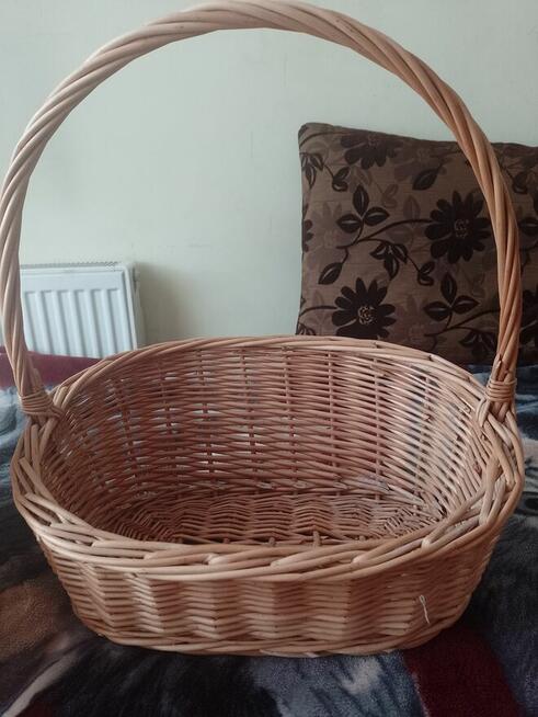Sprzedam 2 kosze wiklinowe jeden plastikowy