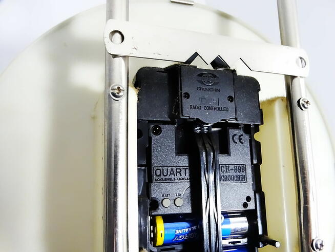 Stylowy zegar ścienny z wahadłem sterowany radiowo Mebus