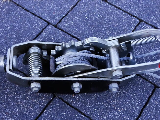 Ręczny naciąg linowy, znany też jako ciągarka linowa lub com