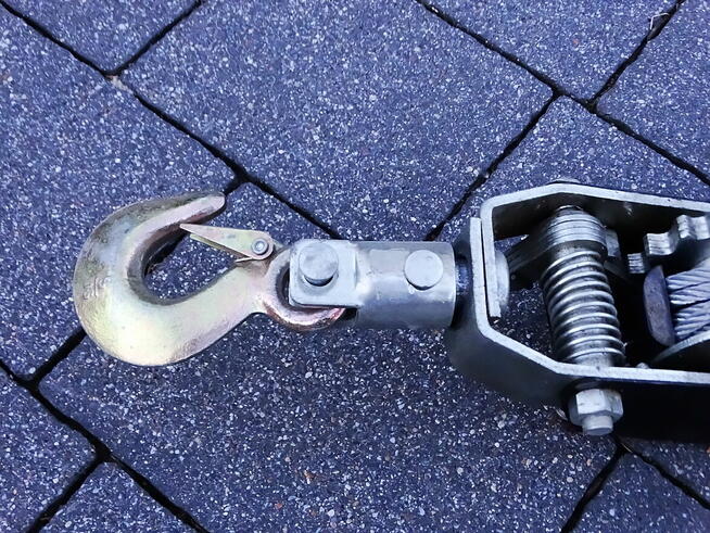 Ręczny naciąg linowy, znany też jako ciągarka linowa lub com