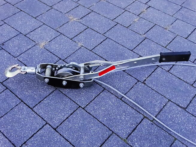 Ręczny naciąg linowy, znany też jako ciągarka linowa lub com