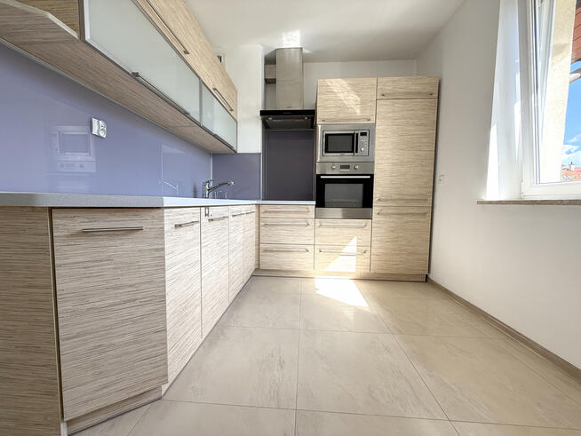 Jasne dwupoziomowe mieszkanie z garażem i piwnicą