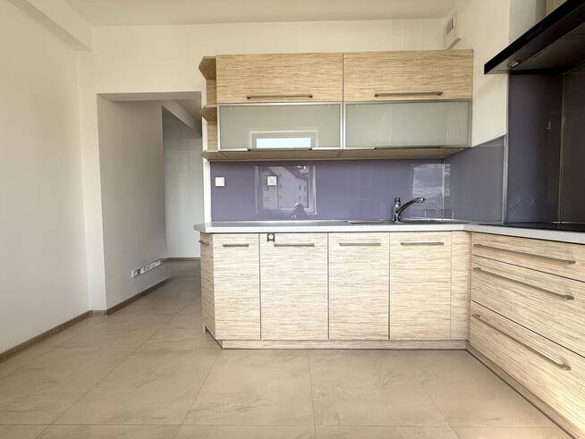 Jasne dwupoziomowe mieszkanie z garażem i piwnicą