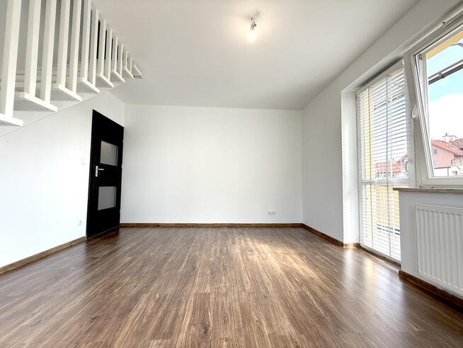 Jasne dwupoziomowe mieszkanie z garażem i piwnicą