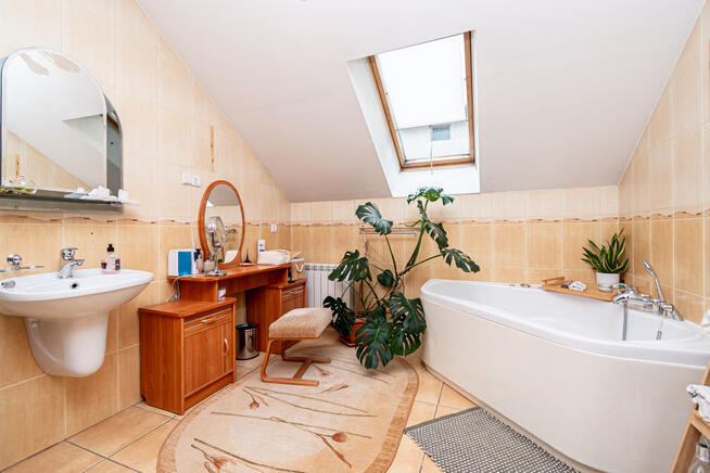 Komfortowy dom z garażem w zielonej okolicy