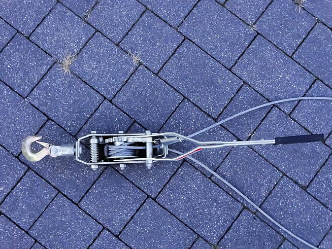 Ręczny naciąg linowy, znany też jako ciągarka linowa lub com