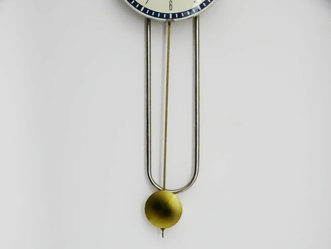 Stylowy zegar ścienny z wahadłem sterowany radiowo Mebus