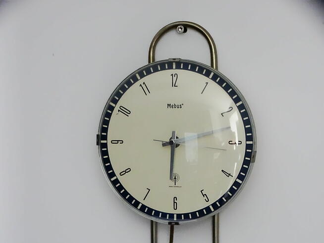 Stylowy zegar ścienny z wahadłem sterowany radiowo Mebus