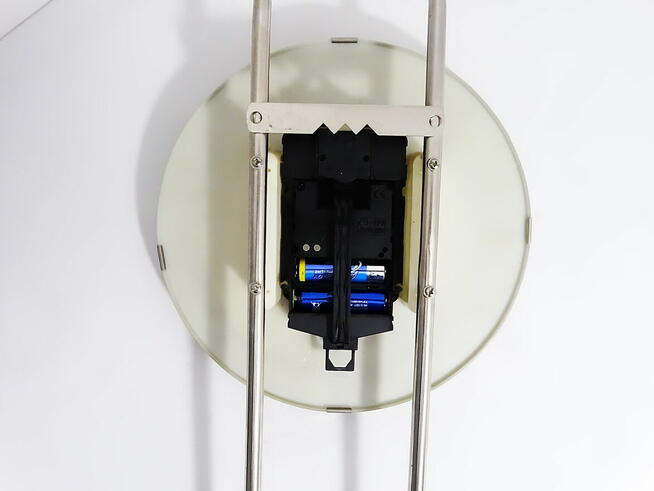 Stylowy zegar ścienny z wahadłem sterowany radiowo Mebus