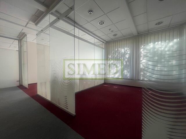 Centrum,8 pokoi ,parter wejście z ulicy,parking .