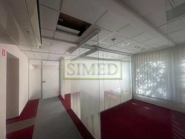 Centrum,8 pokoi ,parter wejście z ulicy,parking .