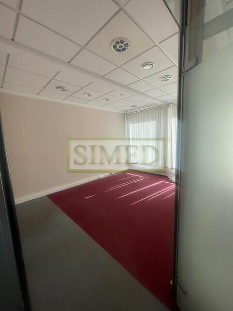 Centrum,8 pokoi ,parter wejście z ulicy,parking .