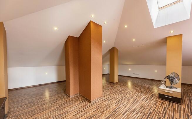 Dom Dwa Garaże Dobudówka Duża Działka Bez Prowizji