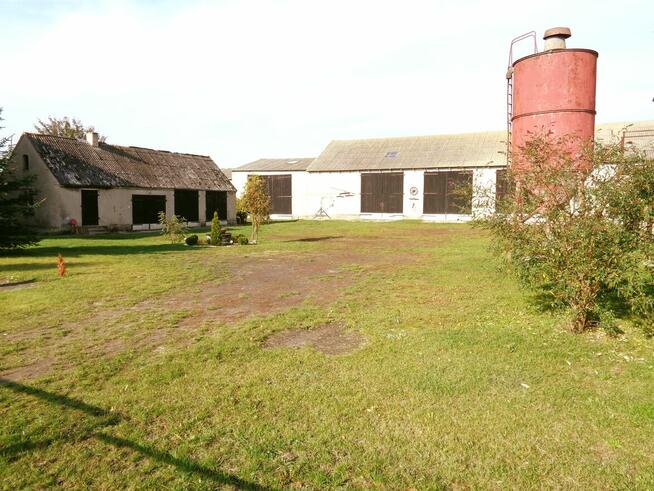 Okolice Ślesina – Dom z zabudowaniami gospodarczymi